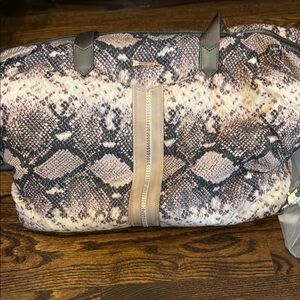 Stella and dot crush it travel bag